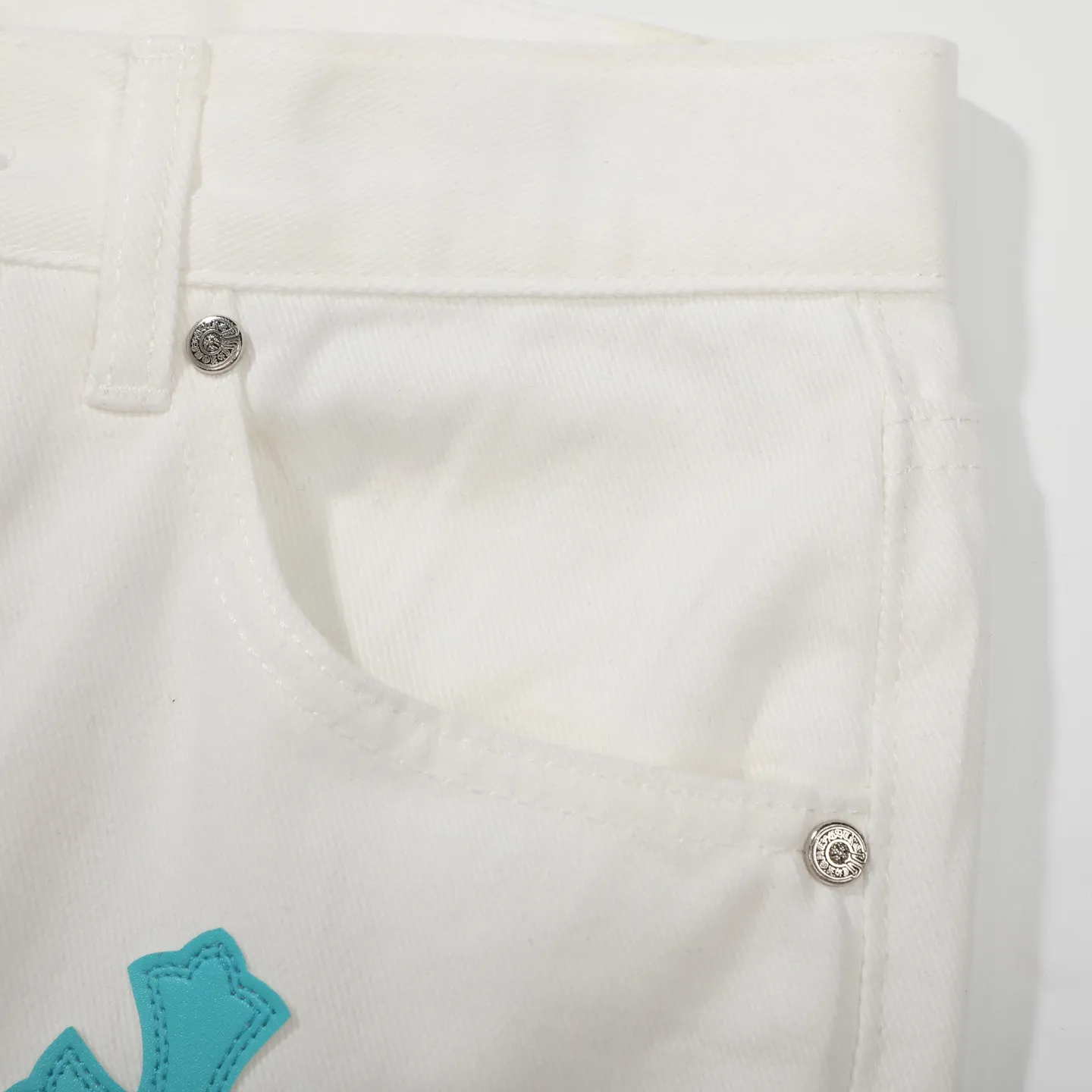P240 Chrome Hearts Chrome Hearts 2025 New Ice Blue Cross Patch Leather Couple Style Washed Loose Jeans. Styles with different wash textures are very friendly to people with thin legs and thick legs. The straight and loose version is very flattering to the leg shape. The timeless moderate length makes it easy to match casually. It is the basis of various styles and is a must-have in the wardrobe! The fabric is stiff but also makes the upper body soft without losing texture. The washing process is even more perfect. It is a must-have item for everyone! ! ! Size: 28/30/32/34 Waist: 73/78/83/88 Hips: 99/104/109/114 Pants length: 102/104/106/108